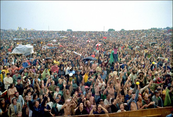 Pogled na množico obiskovalcev na prvem festivalu avgusta leta 1969, ko je nastopilo 30 glasbenikov. Woodstock je bil krona gibanja otrok cvetja, na njem nista bili pomembni samo glasba in zabava, ampak je simboliziral svobodo. FOTO: Elliott Landy/AFP