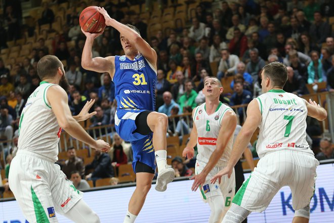 Medtem ko so poškodbe zdesetkale Olimpijine branilske vrste, igro Koprčanov odlično organizira Žan Mark Šiško (z žogo). FOTO: Tomi Lombar