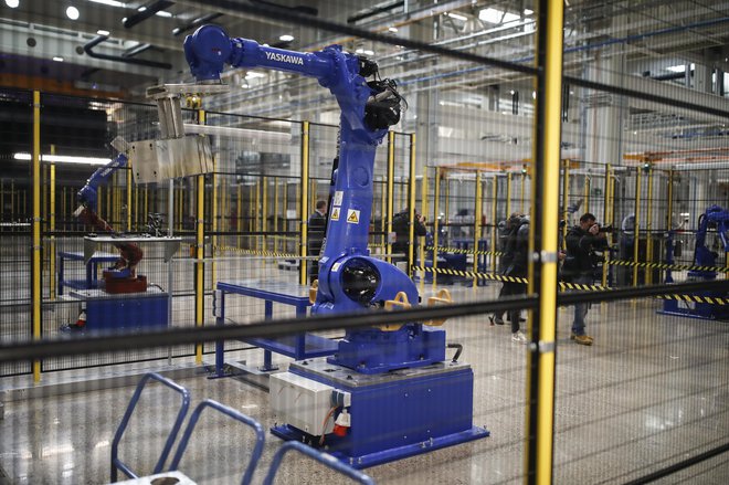 &raquo;Vsakega robota, ki je izrinil tri delovna mesta, je potrebno obremeniti s prispevki vsaj v višini enega zaposlenega.&laquo; Foto Uroš Hočevar