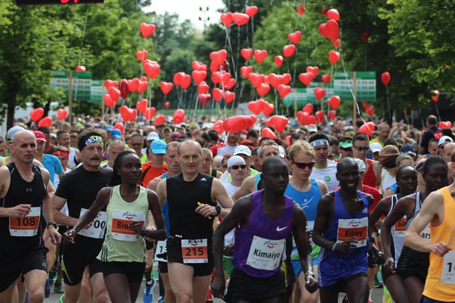 Gneča na startu Maratona treh src leta 2017. FOTO: Jože /Delo