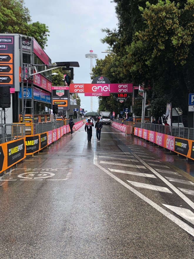 Na cilju 8. etape Gira v Pesaru je pred nekaj urami deževalo, a cesta se je posušila, tako da ni bilo težav ob zaključku etape. FOTO: Nejc Grilc