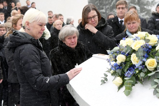 Od Mattija Nykänena so se poslovili na pogrebu 2. marca v Jyväskyläju. Na fotografiji njegova žena Pia, mati Vieno ter sestri Päivi in Tuija. FOTO: Reuters