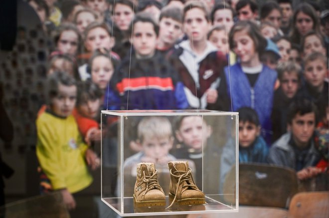 V Prištini so dan pred lokalnimi volitvami odprli razstavo v spomin na več kot tisoč otrok, ki so bili ubiti med kosovsko vojno. FOTO: Armend Nimani/AFP