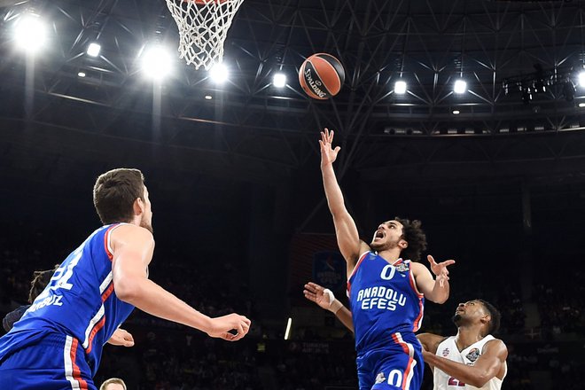 Shane Larkin je bil z 29 točkami najboljši strelec pri poraženem klubu Anadolu Efes. FOTO: AFP