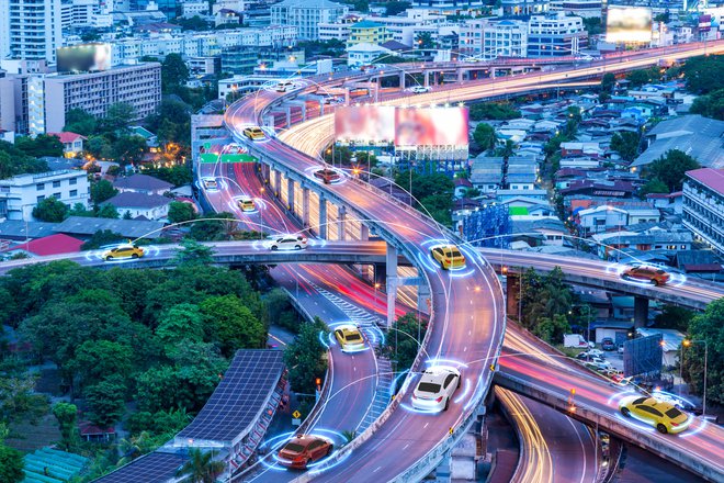 Najaktualnejša so vprašanja, kako narediti mesto pametno ne samo z vidika tehničnih zmožnosti, ampak tudi tako, da bo ponujena tehnologija narejena za končne uporabnike. FOTO: Shutterstock