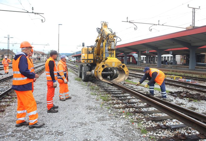 Gradbeni delavci pri obnovi na mariborski železniški postaji. Zdaj se izvajajo dela, za katera ni potrebna pridobitev okoljevarstvenega soglasja in gradbenega dovoljenja. Foto Tadej Regent