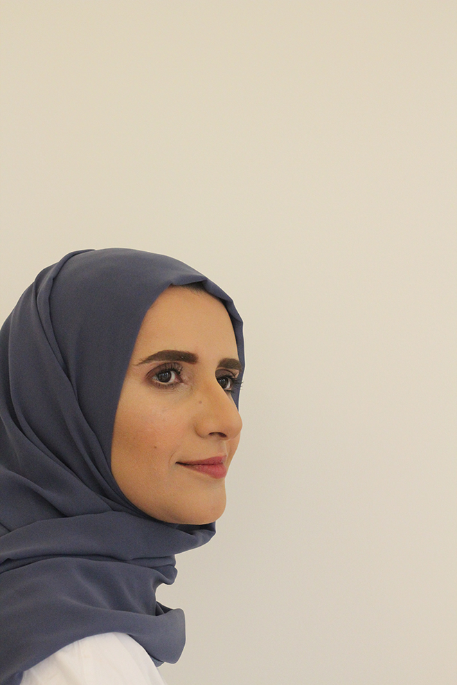 Jokha Alharthi je prva literatinja iz Omana, katere dela so prevedli v angleščino. Doslej je objavila že več romanov, zbirk kratke proze in del za otroke.&nbsp;FOTO: jokha.com