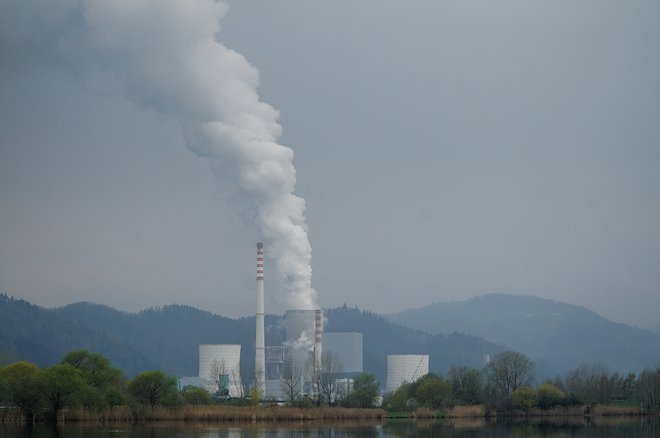 EU naj bi do leta 2030 zmanjšala emisije CO2 za vsaj 40 odstotkov in hkrati modernizirala svoje gospodarstvo. FOTO: Brane Piano/Delo