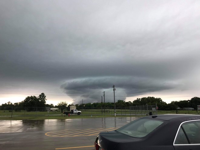 Vremenoslovci napovedujejo, da se nevihtno vreme v ZDA &ndash; posnetek je iz Collinsvilla v Oklahomi &ndash; ne bo umirilo vsaj do konca tedna. FOTO: Bri&#39;anne Walton/družbena omrežja
