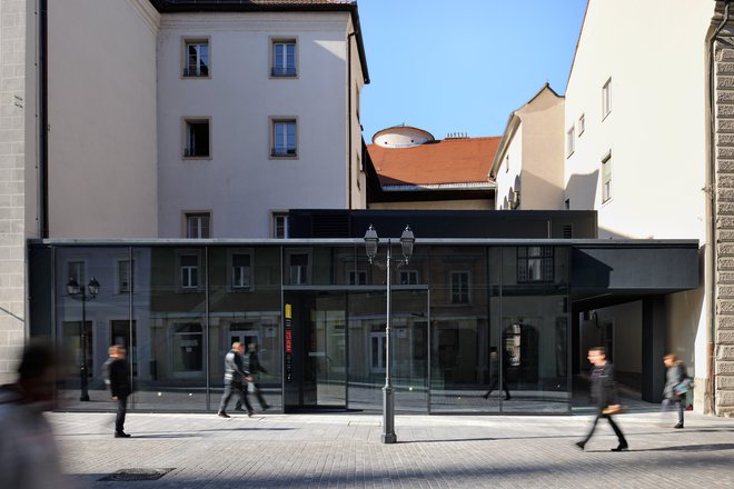 Ker je paviljon steklen, je prezentirana dediščina na ogled tudi takrat, ko je paviljon dejansko zaprt. Vsak si tako lahko ogleda izjemno dediščino rimske Celeie, kjer so, kot danes ugotavljajo, vile merile okoli 900 kvadratnih metrov. FOTO: Miran Kambič