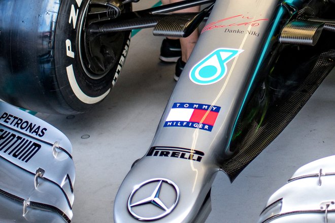 Mercedesova dirkalnika krasita napis Danke Niki (Hvala, Niki) in njegov avtogram. FOTO: AFP
