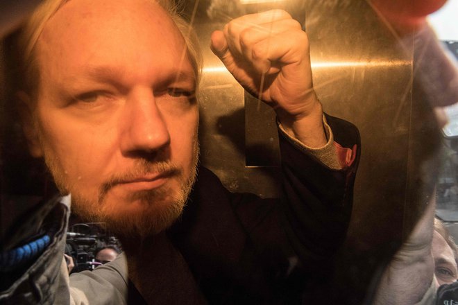 Za številne izmed točk nove obtožnice Assangeu grozi od pet do deset let zapora, kar pomeni, da mu v celoti, če bi ga Britanci izročili Američanom in bi ga ti spoznali za krivega, grozi več desetletij zapora. FOTO: Daniel Leal-Olivas/AFP