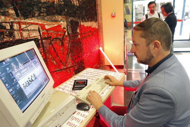 Ker sta se družba in tehnologija korenito spremenili, je malo verjetno, da bodo za online slovenščino še naprej skrbeli entuziasti. FOTO: Mavric Pivk