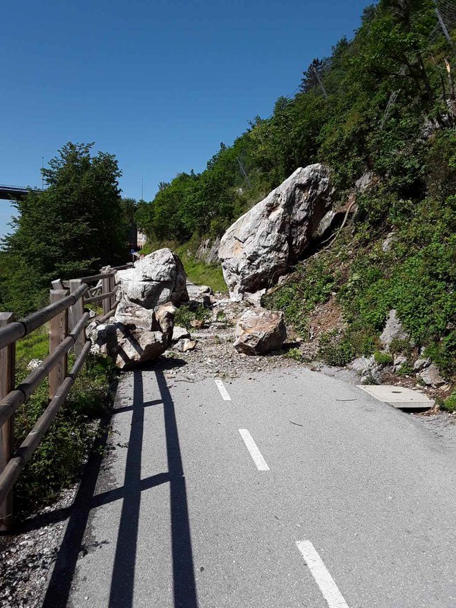 Kolesarji naj upoštevajo zaporo kolesarske steze, saj mora žarišče podora pregledati geologinja. FOTO: Direkcija za infrastrukturo