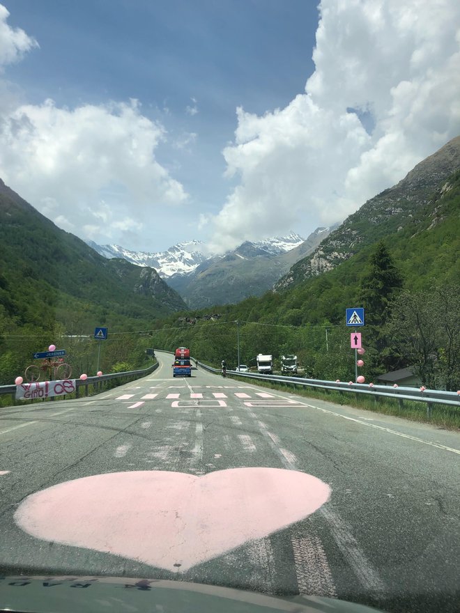 V pelotonu vlečejo kolesarji Jumbo Visme, prednost ubežnikov pa se giblje med 2:30 in 3:00. Če bi ostalo pri tem, bi Mollema prehitel Rogliča, Formolo pa bi bil blizu temu. Takole se kolesarji približujejo snežnim razmeram. FOTO: Nejc Grilc