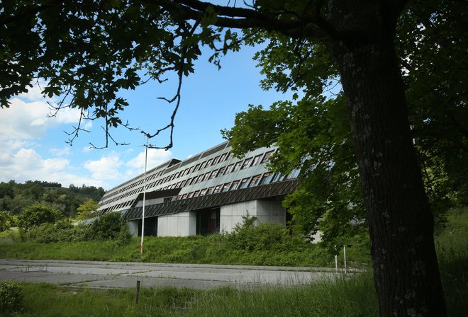 Kompleks bivše politične šole, ki obsega okoli 12 tisoč kvadratnih metrov, bodo Kitajci preoblikovali v udoben hotel z bazenom in moderno kongresno dvorano za 400 do 500 udeležencev. FOTO: Jure Eržen