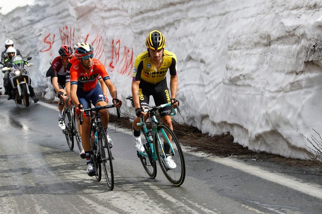 Tudi danes sta Nibali in Roglič v cilj prispela skupa. FOTO: Luk Benies/AFP