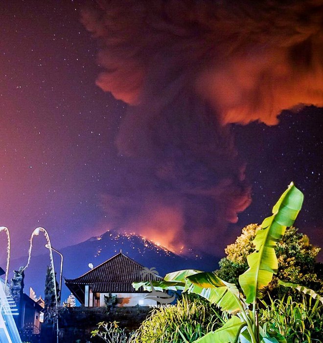 Dim in lava, ko je izbruhnil Agung. FOTO: Social Media Wayan Kartika