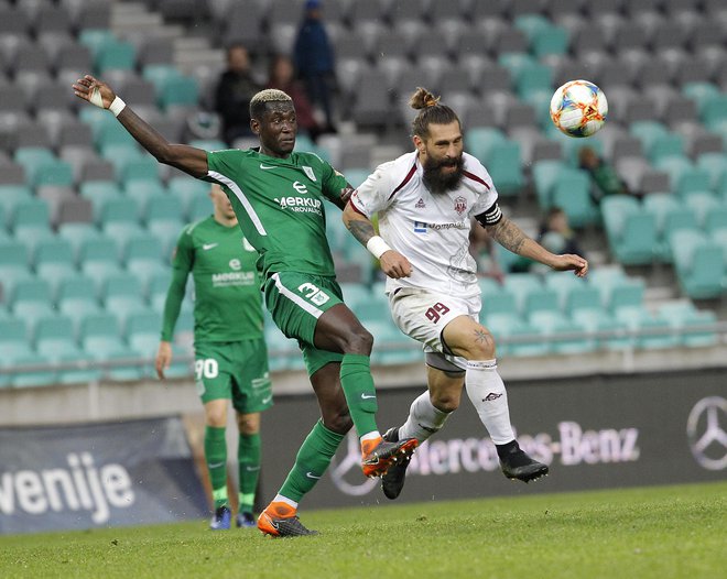 Luka Majcen (desno) je svojo doslej najboljšo sezono v 1. SNL zaokrožil s 17. golom. FOTO: Mavric Pivk/Delo