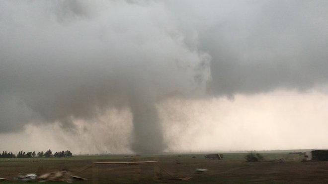 Tornado v Oklahomi (fotografija z dne 20. maja). FOTO: Reuters