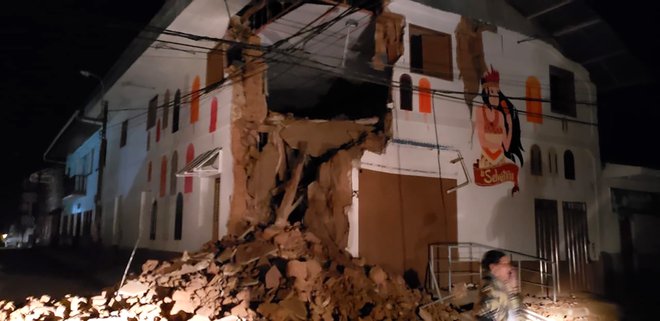 Perujski gasilci so objavili posnetek hiše v Yurimaguasu, ki jo je poškodoval potres. FOTO: AFP.