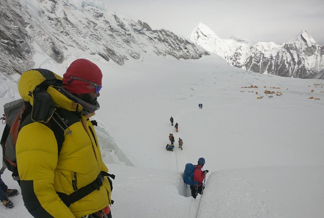 Alpinisti blizu tabora II. FOTO: Phunjo Lama/Afp