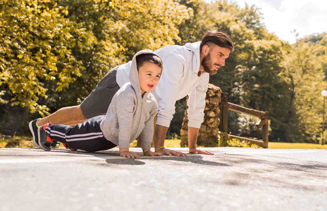 Res je, tudi 20-minutni sprehod po gozdu na bližnjem holmu, kjer bo srčni utrip ves čas na zgornji meji aerobne cone, lahko šteješ za vadbeno enoto. FOTO: Shutterstock