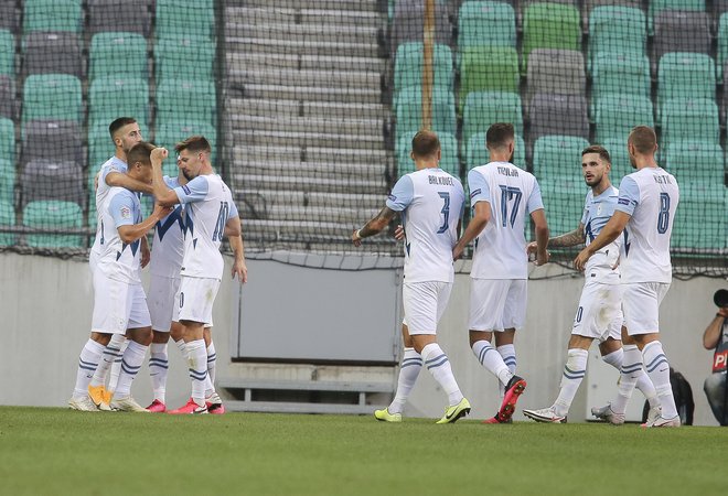 Slovenska nogometna reprezentanca je v drugi tekmi lige narodov prvič zmagala, a navijačev ni prepričala. FOTO: Jože Suhadolnik/Delo