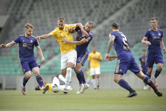 Maribor in Bravo sta v Ljudskem vrtu odprla 3. kolo 1. SNL, ki ga je zaznamovalo tudi prvo vodenje vijoličnih Maura Camoranesija. FOTO: Jure Eržen/Delo