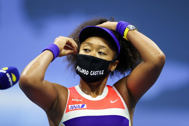 Naomi Osaka je tudi drevi imela novo masko z imenom temnopolte žrtve policijskega nasilja v ZDA. FOTO: Al Bello/AFP