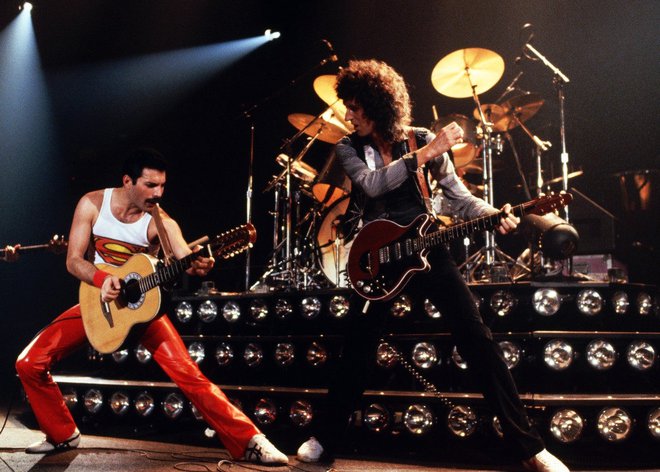 Freddie Mercury in Brian May v akcij.<br />
Foto: arhiv založbe