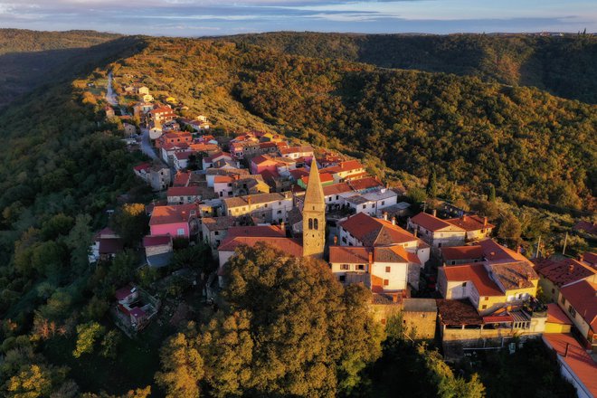 Padna leži na vzpetini Šavrinskega gričevja. Foto Jaka Ivančič