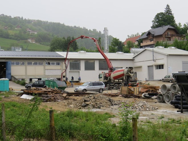 Gradbena inšpektorica zdaj, ko je objekt v obliki črke L že zgrajen, ugotavlja, da vse ni potekalo po črki zakona. FOTO: Bojan Rajšek/Delo