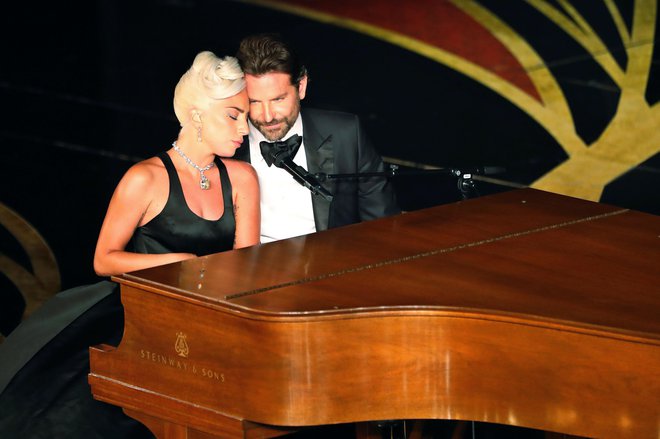 Lady Gaga in Bradley Cooper na 91. podelitvi oskarjev. FOTO: Mike Blake/Reuters