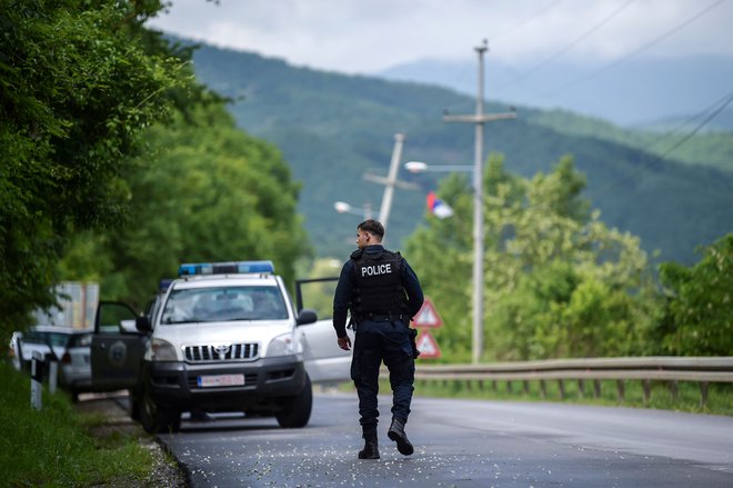 Pripadnik specialnih enot kosovske policije pri kraju Cabra, v&nbsp; bližini kosovske Mitrovice, kjer je danes iste specialne enote izvedla obsežno akcijo, v kateri so aretirale vsaj sedem srbskih policistov. FOTO: Armend NIMANI / AFP