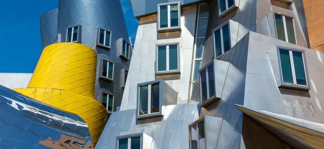 Naključna in načrtovana ekscentričnost: zgoraj je originalna zgradba 20, spodaj pa na istem mestu zgrajeni znanstveni center Stata arhitekta Franka Gehryja. Foto Mit, Shutterstock