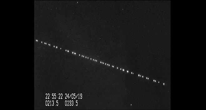 Takole je bil videti Spacexov vlakec nad Nizozemsko. FOTO: AFP