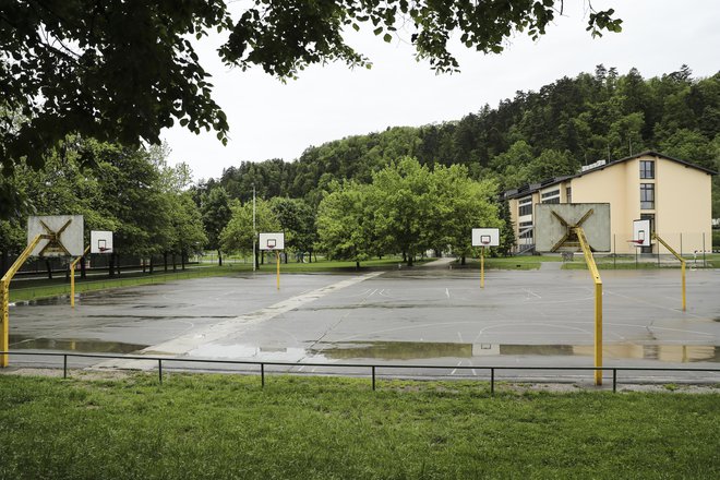 Nova telovadnica bo zgrajena na mestu današnjih zunanjih igrišč, s šolo pa bo povezana s podzemnim hodnikom. Foto Uroš Hočevar