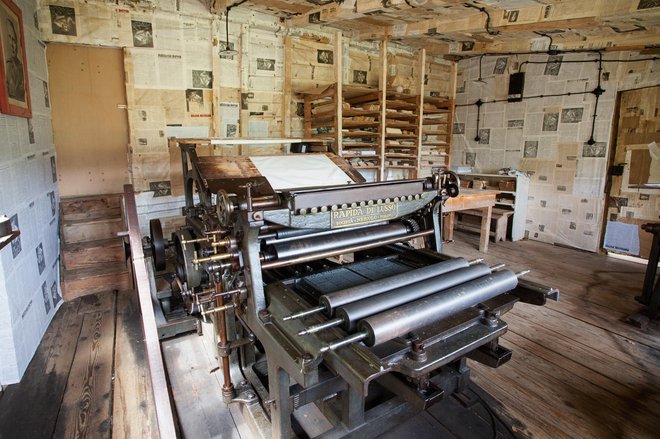 Zmogljivost stroja, ki so ga izdelali v italijanski tovarni, je od 800 do 1000 odtisov na uro. Fototeka Mestnega muzeja Idrija/Bojan Tavčar