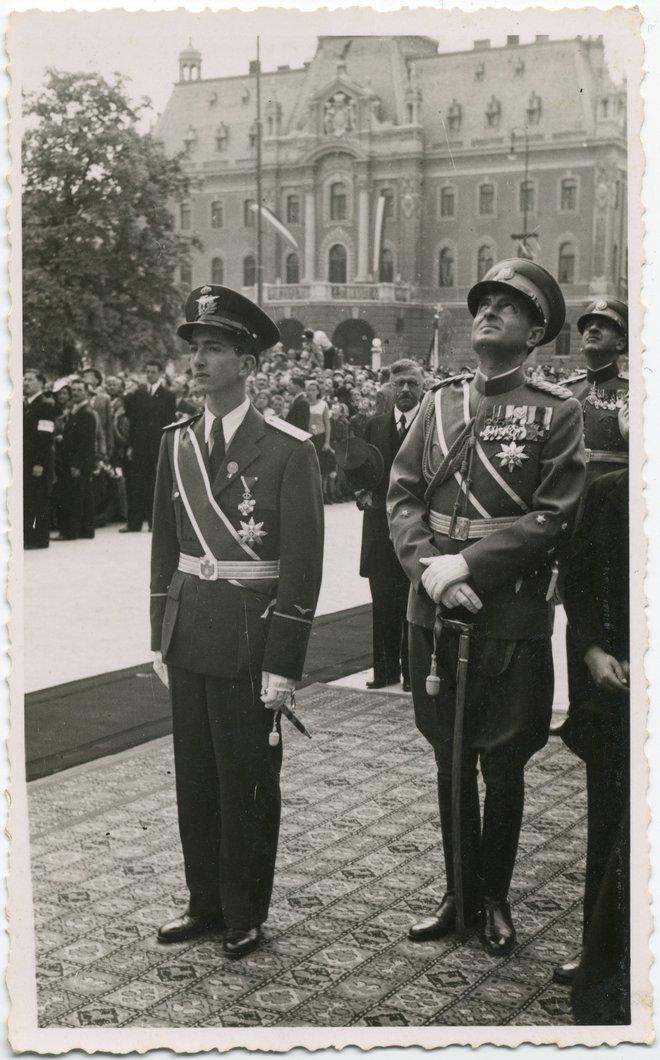 Peter II. Karađorđević in knez Pavle v Ljubljani ob odkritju spomenika kralja Aleksandra I. Zedinitelja septembra 1940 pred Univerzo v Ljubljani. Aleksander Karađorđević je kot regent julija 1919 podpisal Zakon o Univerzi Kraljestva Srbov, Hrvatov in Slovencev v Ljubljani. FOTO: Mestni muzej Ljubljana