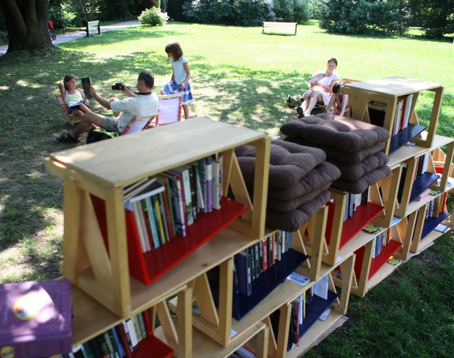 Če so bile ob prvih korakih stalno prebivališče ležernega branja krošnje v Ljubljani, je naslov zelene knjižnice vsako leto mobilnejši. FOTO: Roman Šipić/Delo