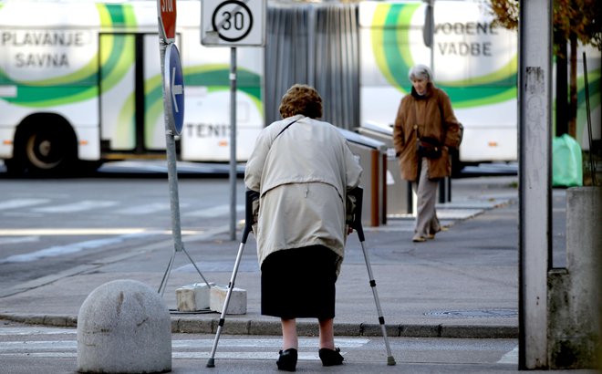 Nekatere zavarovalnice skrbijo tudi za starejše, v&nbsp; AS se zavedajo, da so padci in poškodbe najpogostejši ravno pri starejših. Foto Roman Šipić