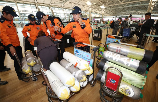 Južnokorejski reševalci so se po nesreči na Donavi takoj odpravili na pomoč madžarskim kolegom. FOTO: AFP