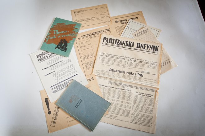 <em>Partizanski dnevnik</em> so tiskali v nakladi okrog 5000 izvodov. Izhajal je vsak dan, razen ob ponedeljkih, ter imel redne uvodnike in rubrike. Fototeka Mestnega muzeja Idrija/Bojan Tavčar