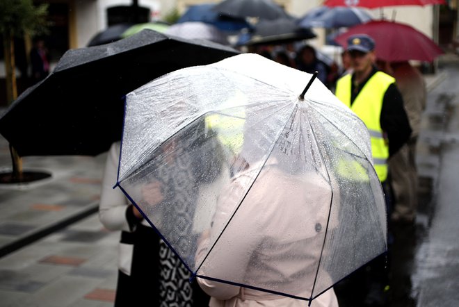 V soboto in nedeljo je kljub boljši napovedi s seboj pametno vzeti dežnik. FOTO: Roman Šipić/Delo