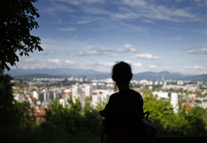 Danes dopoldne se bo delno razjasnilo, nato pa bo sončno z občasno povečano oblačnostjo, ponekod bo pihal severovzhodni veter. FOTO: Blaž Samec/Delo