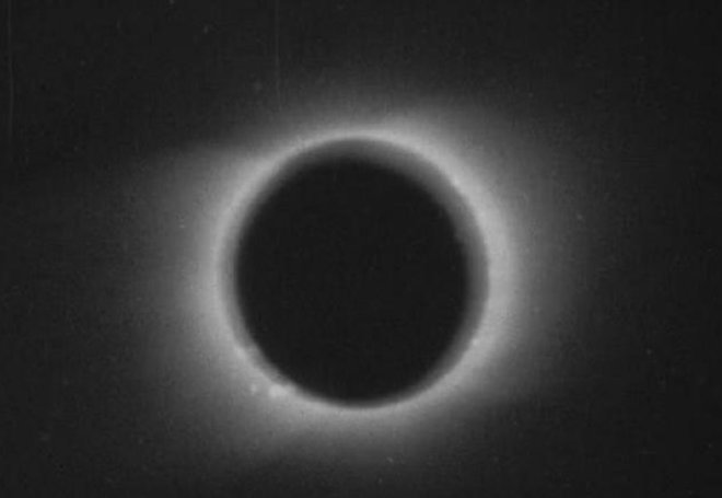 Zajem fotografije iz posnetka sončnega mrka leta 1900. FOTO: Royal Astronomical Society / BFI&nbsp;