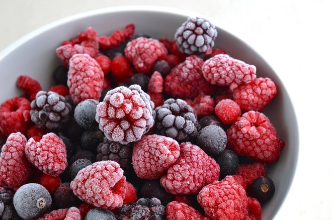 Če sadja ne pojemo v dnevu ali dveh, je z vidika hranil bolje, da ga zamrznemo. FOTO: Shutterstock