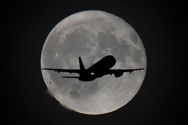 Luna je zadnje čase močno v ospredju. Američani želijo nanjo znova stopiti, Rusi želijo tam graditi, Esa rudariti ... FOTO: Toby Melville/Reuters