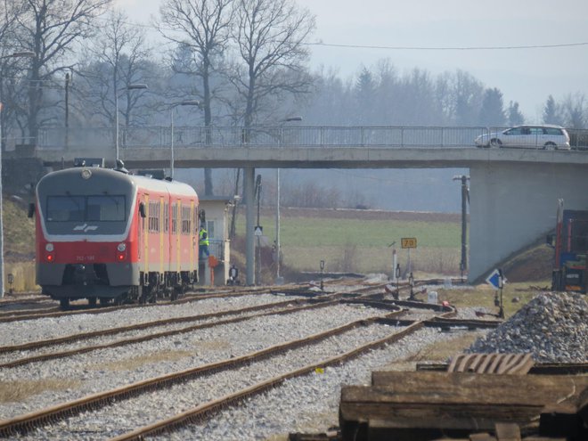 Dotrajan nadvoz čez tire pri Motvozu bodo porušili in zgradili novega. FOTO: Bojan Rajšek/Delo